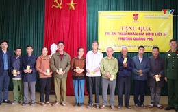Trao quà tri ân cho các gia đình liệt sỹ