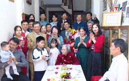 Trao Huy hiệu 80 năm tuổi Đảng cho đảng viên Phạm Thị Giằng