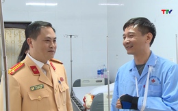Thăm hỏi cán bộ Cảnh sát giao thông bị thương khi làm nhiệm vụ