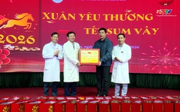 Phó Bí thư Thường trực Tỉnh ủy Nguyễn Hồng Phong thăm và tặng quà tại Bệnh viện Ung Bướu Thanh Hóa