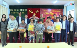 Trường THCS Trần Mai Ninh tặng quà tại Trung tâm bảo trợ xã hội