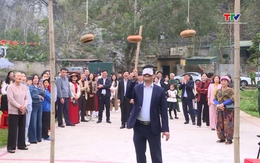 Vui Tết làng cổ với trò chơi dân gian