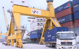 Nhộn nhịp sản xuất đầu năm trên các cầu cảng Nghi Sơn

