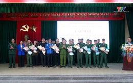 Xã Hoạt Giang gặp mặt, tặng quà tân binh chuẩn bị nhập ngũ 