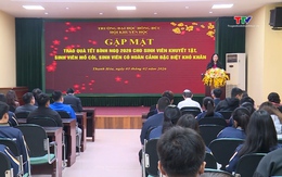 Trường Đại học Hồng Đức trao quà Tết cho sinh viên mồ côi, khuyết tật và có hoàn cảnh đặc biệt khó khăn