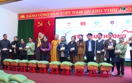 Ban Trị sự Giáo hội Phật giáo Việt Nam cùng các mạnh thường quân trao quà Tết cho hộ nghèo