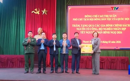 Phó Chủ tịch Hội đồng dân tộc của Quốc hội trao tặng quà Tết tại xã Bá Thước