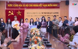 Thăm, tặng quà lưu học sinh Lào nhân dịp Tết Nguyên đán Bính Ngọ