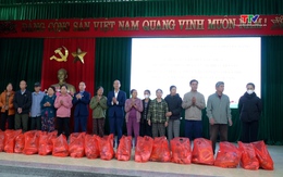 Xã Hoạt Giang trao quà Tết cho gia đình chính sách người có hoàn cảnh khó khăn