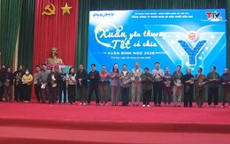 Trao quà tết cho gia đình chính sách, hộ nghèo trên địa bàn phường Tĩnh Gia