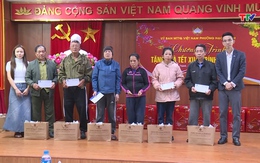 Phường Hạc Thành trao quà Tết cho gia đình chính sách, hộ khó khăn