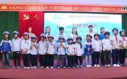 Tập huấn kỹ năng xử lý tình huống khi tham gia giao thông và trao mũ bảo hiểm cho trẻ em