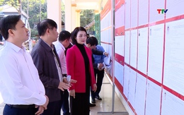Phó Chủ tịch thường trực Ủy ban MTTQ tỉnh Đỗ Thị Toán kiểm tra công tác chuẩn bị bầu cử