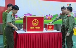 Hoàn tất công tác chuẩn bị bầu cử tại điểm bỏ phiếu số 13, phường Hạc Thành