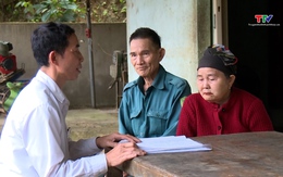 Người mang thông tin bầu cử đến từng bản làng