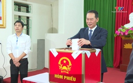 Các đồng chí lãnh đạo tỉnh bỏ phiếu bầu cử tại nhà văn hóa tổ dân phố Đội Cung 3, 4