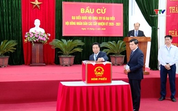 Bí thư Tỉnh ủy Nguyễn Doãn Anh và các đồng chí Phó Bí thư Tỉnh ủy dự lễ khai mạc, bỏ phiếu tại Nhà văn hóa tổ dân phố Bình Minh