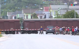 Đảm bảo an toàn khi đi qua điểm giao cắt giữa đường bộ và đường sắt