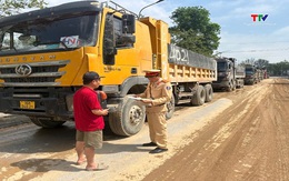 Xử phạt 4 xe ô tô làm rơi bùn đất ra Quốc lộ 1A