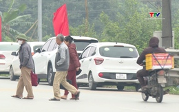 Thiếu bãi trông giữ xe, nhiều ô tô đậu đỗ trên đường Nguyễn Chí Thanh