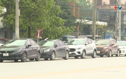 Thiếu bãi trông giữ xe, nhiều ô tô đậu đỗ trên đường Nguyễn Chí Thanh