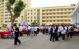 Gần 1.000 người tham gia sàn giao dịch việc làm