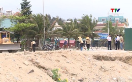 Khẩn trương khắc phục sạt lở bờ kè biển Hải Tiến 