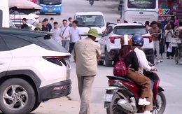 Tình trạng trông giữ phương tiện trái phép tại Đền Chín Giếng