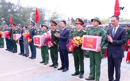 Phó Bí thư Tỉnh ủy, Chủ tịch Ủy ban Mặt trận Tổ quốc tỉnh Trịnh Tuấn Sinh dự lễ giao nhận quân