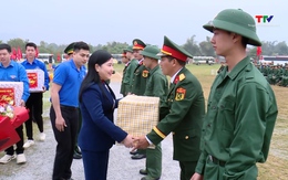 Chủ nhiệm Ủy ban Kiểm tra Tỉnh ủy Phạm Thị Thanh Thủy dự lễ giao nhận quân tại xã Ngọc Lặc