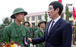 Trưởng Ban Nội chính Tỉnh Ủy Nguyễn Ngọc Tiến động viên thanh niên lên đường nhập ngũ