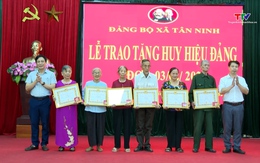 Đảng ủy xã Tân Ninh trao tặng Huy hiệu Đảng đợt 03/02/2026