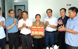Trao kinh phí hỗ trợ xây dựng nhà tình thương cho hộ giáo dân có hoàn cảnh khó khăn 