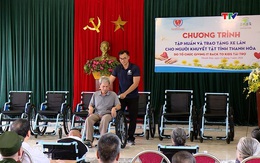Trao tặng xe lăn cho người khuyết tật tỉnh Thanh Hóa