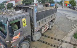 Xử phạt xe tải cố tình vượt đường ngang đường sắt