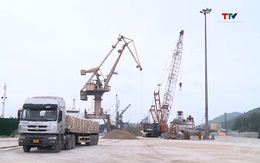 Hàng hóa qua cảng biển tăng cao