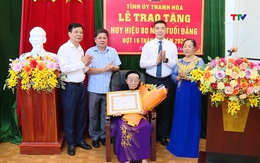 Trao tặng Huy hiệu 80 năm tuổi Đảng cho đảng viên Đồng Thị Đài