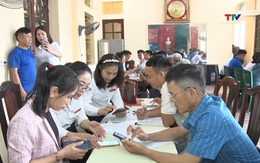 Phường Quảng Phú hỗ trợ người dân thực hiện thủ tục hành chính trực tuyến tại khu dân cư