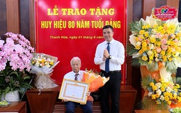 Trao Huy hiệu 80 năm tuổi Đảng
