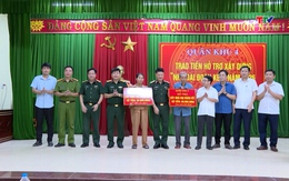 Quân khu 4 trao kinh phí hỗ trợ xây dựng nhà Đại đoàn kết