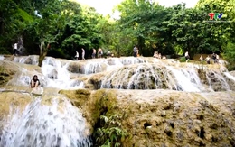 Du lịch sinh thái suối thác hút khách trốn nóng ngày hè