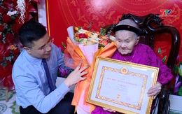 Trao tặng Huy hiệu 80 năm tuổi Đảng cho đảng viên Vũ Thị Xâm