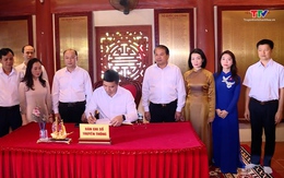 Đoàn đại biểu tỉnh Thanh Hóa viếng nghĩa trang liệt sĩ tại tỉnh Tuyên Quang