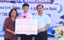 Dòng họ Nguyễn Đình khen thưởng học sinh Nguyễn Đình Trung đạt danh hiệu thủ khoa toàn tỉnh