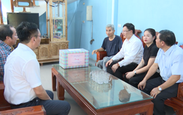 Phó Chủ tịch UBND tỉnh Mai Xuân Liêm viếng nghĩa trang Liệt sĩ và thăm gia đình chính sách huyện Quan Hoá