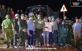 Phó Bí thư Thường trực Tỉnh ủy Lại Thế Nguyên trực tiếp chỉ đạo xử lý sự cố thấm nước qua đê sông Mã