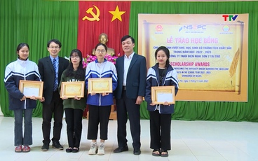 Công ty TNHH Điện Nghi Sơn 2 trao học bổng cho học sinh vùng dự án