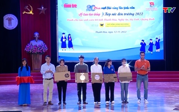 Quỹ khuyến học Nguyễn Đan Quế trao tài trợ cho học sinh vượt khó 