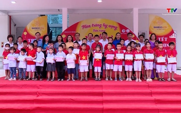 Trao học bổng cho học sinh nghèo vượt khó