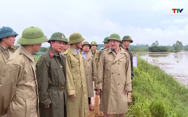 Phó Chủ tịch UBND tỉnh Mai Xuân Liêm kiểm tra công tác ứng phó với lũ trên sông Bưởi tại xã Kim Tân